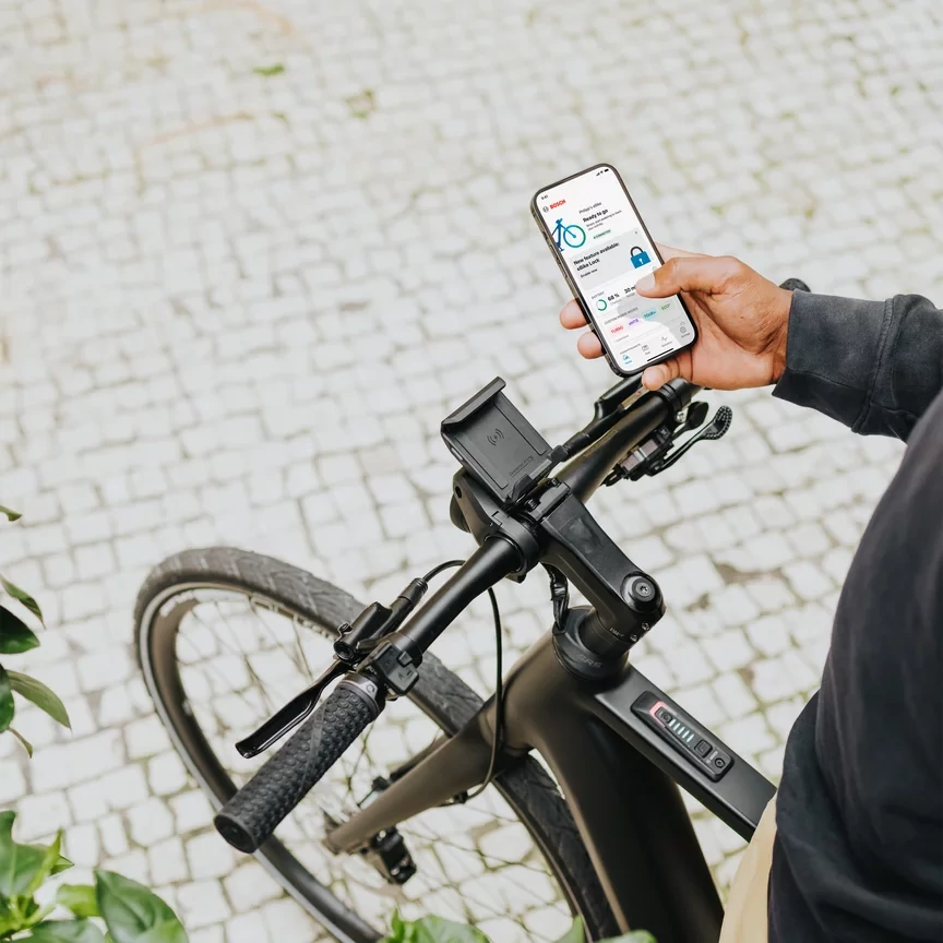 Bosch eBike Flow app okostelefonon egy ebike kormánya mellett