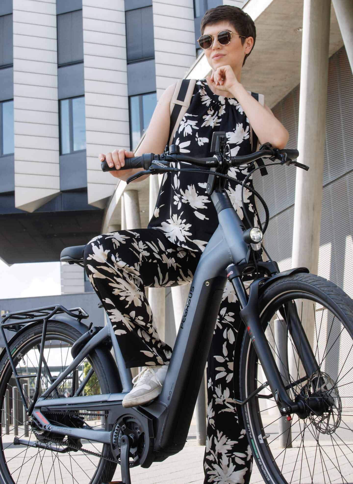 Utcai cipő egy elektromos kerékpáron