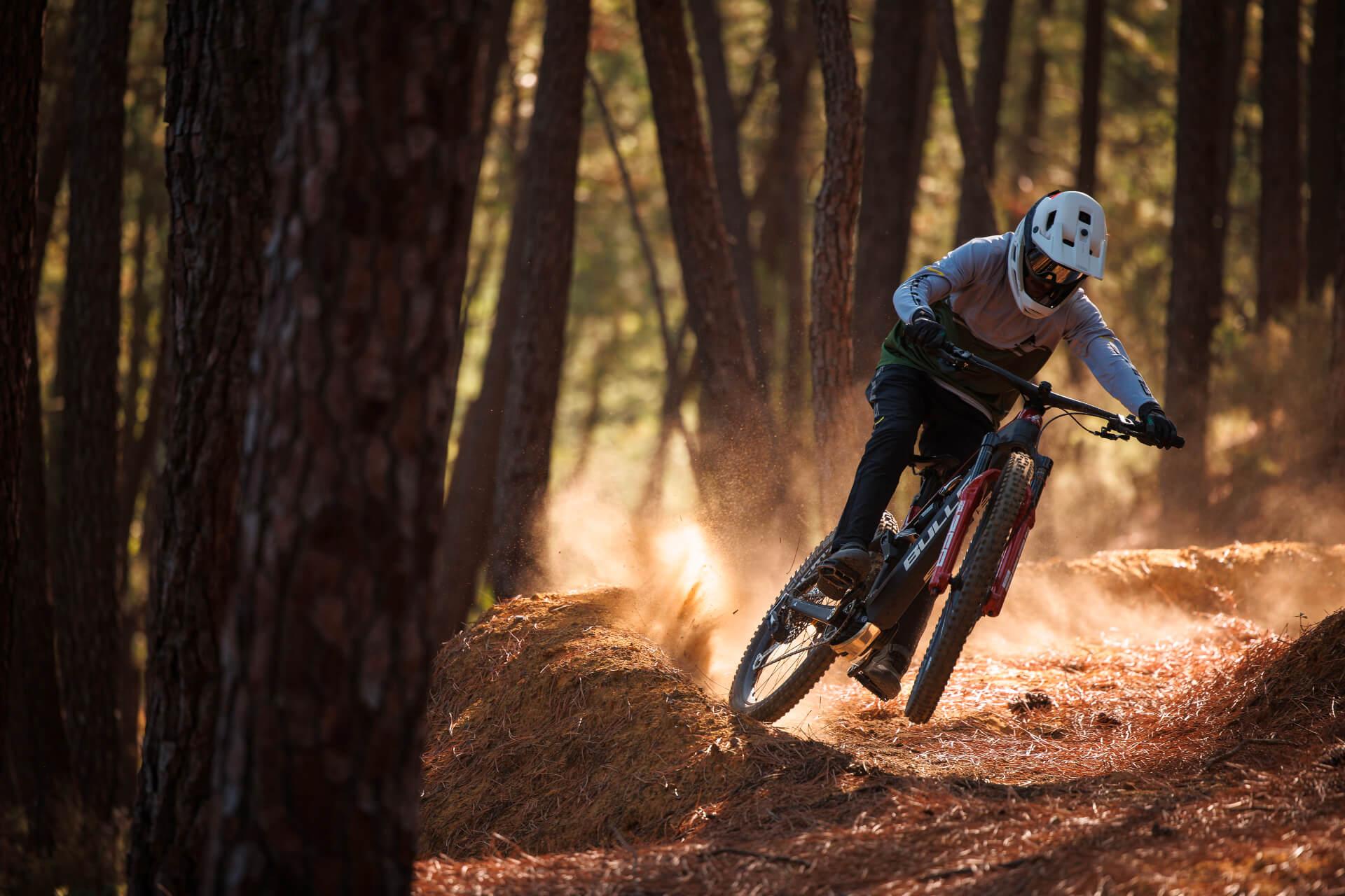 Elektromos mountain bike kanyarban száguld