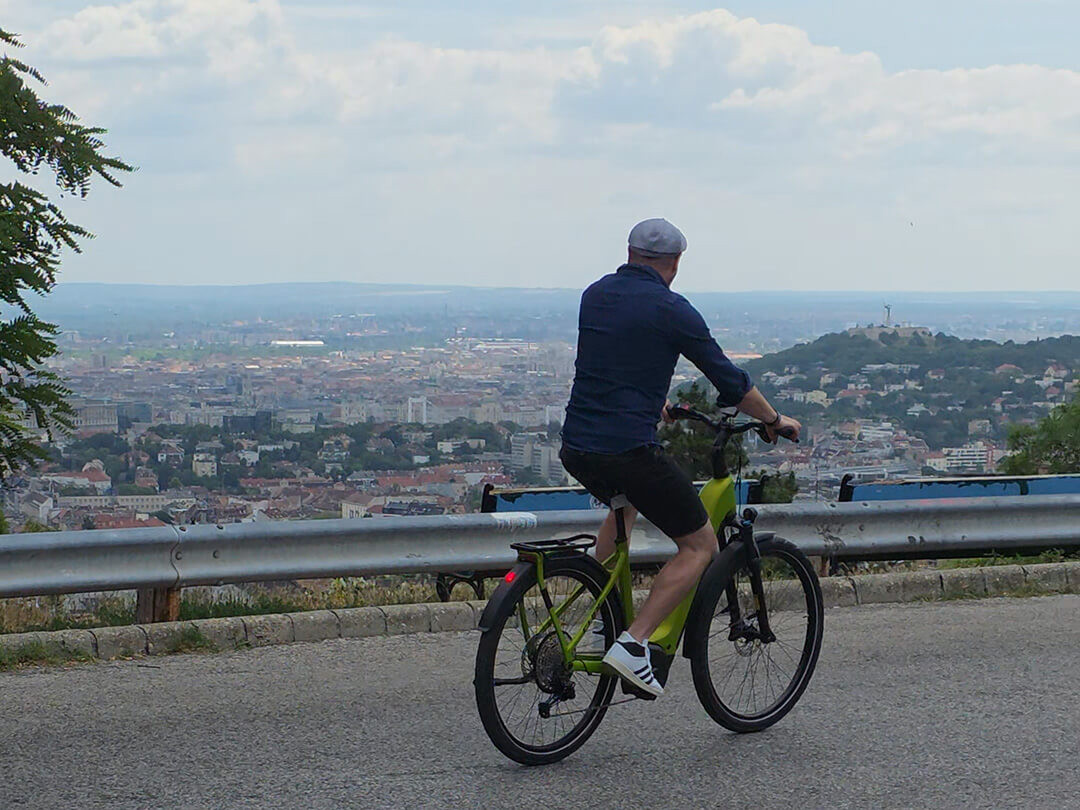 Elektromos kerékpáros a budai Annyira Más Bringabolt próbakörén, a budai hegyekben