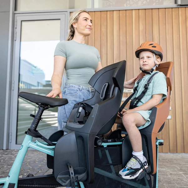 Gyerekülés Bobike hátsó EXCLUSIVE EVOLVE maxi, kerékpár csomagtartóra szerelhető, fahéj barna
