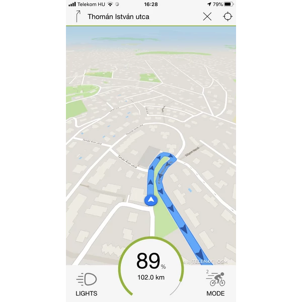 Itt már működés közben láthatjuk a turn-by-turn navigációt