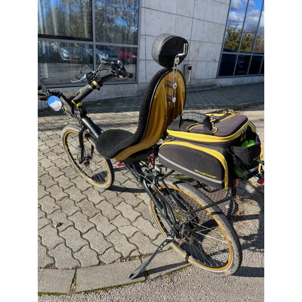 Azub Max Pinion hátulról