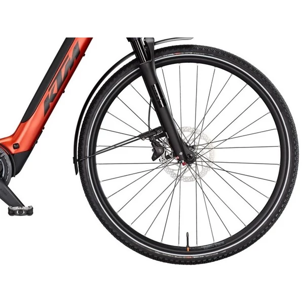 KTM Macina Sport SX 10 elektromos kerékpár narancs színben férfi vázzal