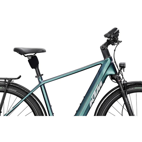 KTM Macina Style 810 elektromos kerékpár türkiz színben férfi vázzal