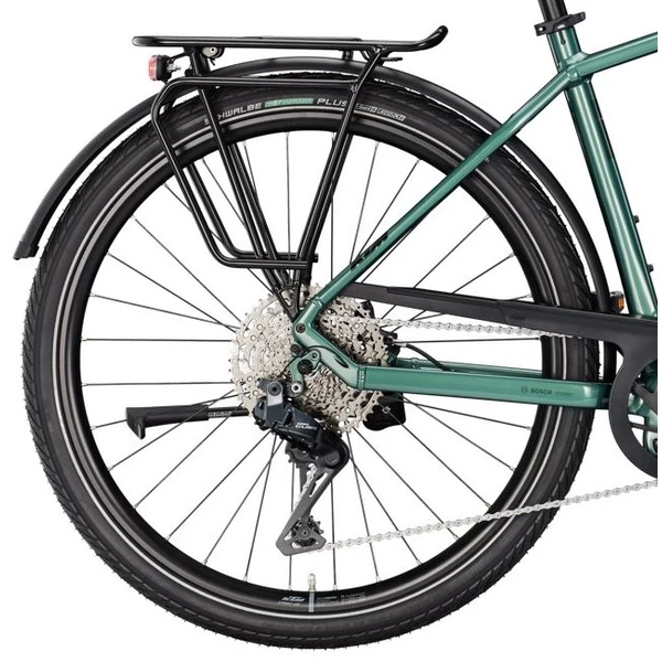 KTM Macina Style 820 elektromos kerékpár zöld színben férfi vázzal