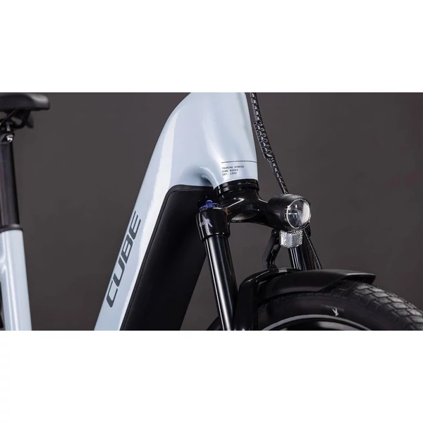 Cube Touring Hybrid ONE 600 elektromos kerékpár komfort vázzal világoskék színben