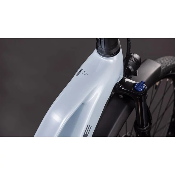 Cube Touring Hybrid ONE 600 elektromos kerékpár női vázzal világoskék színben