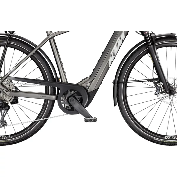 KTM Macina Style 810 elektromos kerékpár szürke színben férfi vázzal