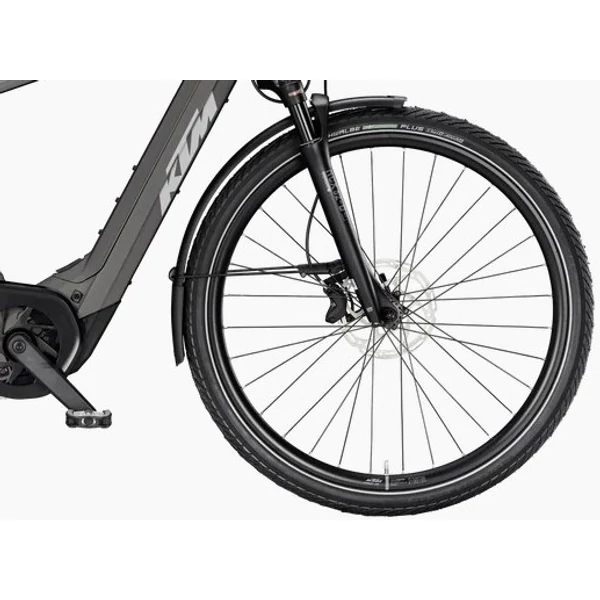 KTM Macina Style 820 elektromos kerékpár szürke színben férfi vázzal