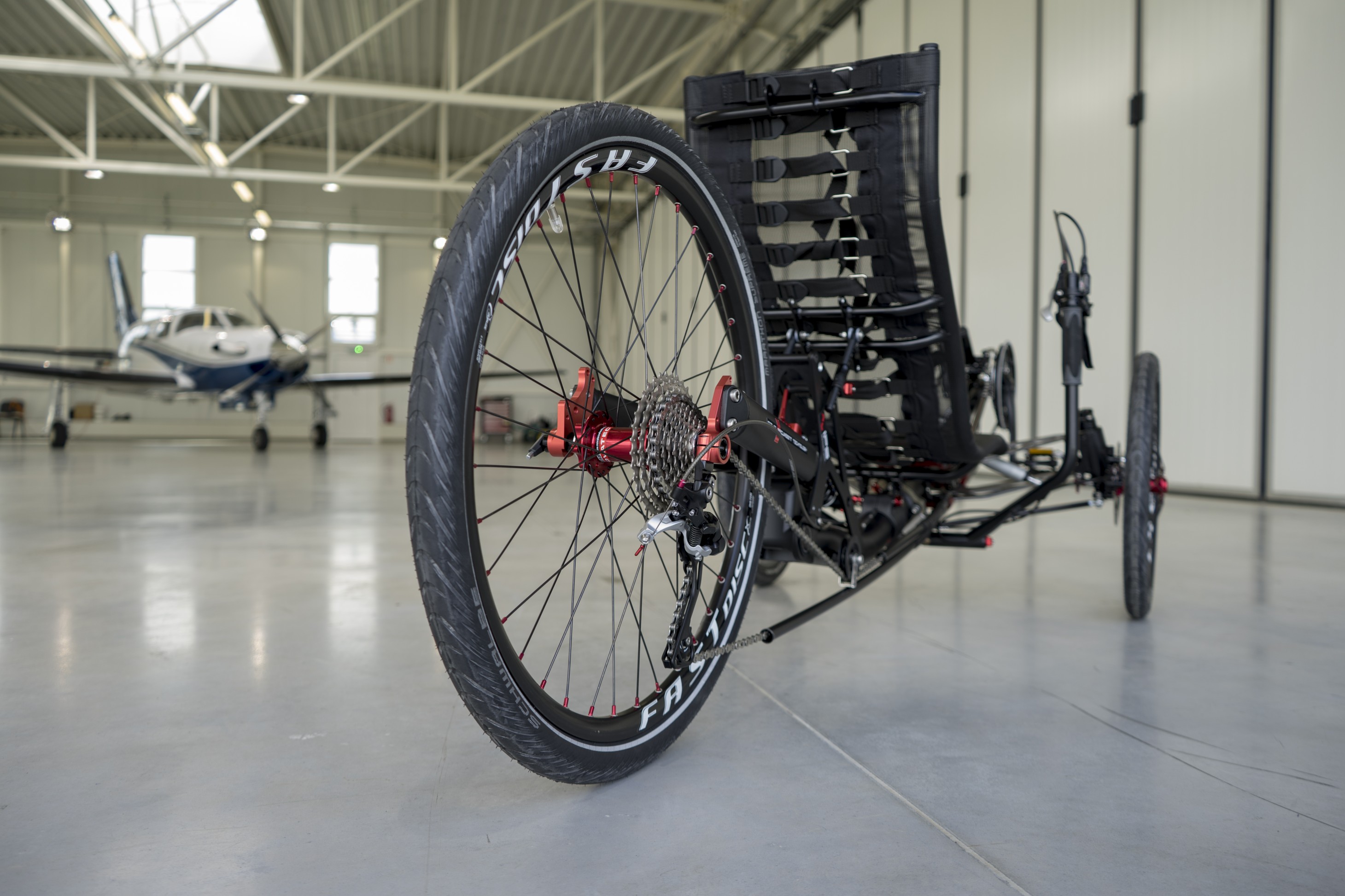 Azub Ti-Fly hátulról